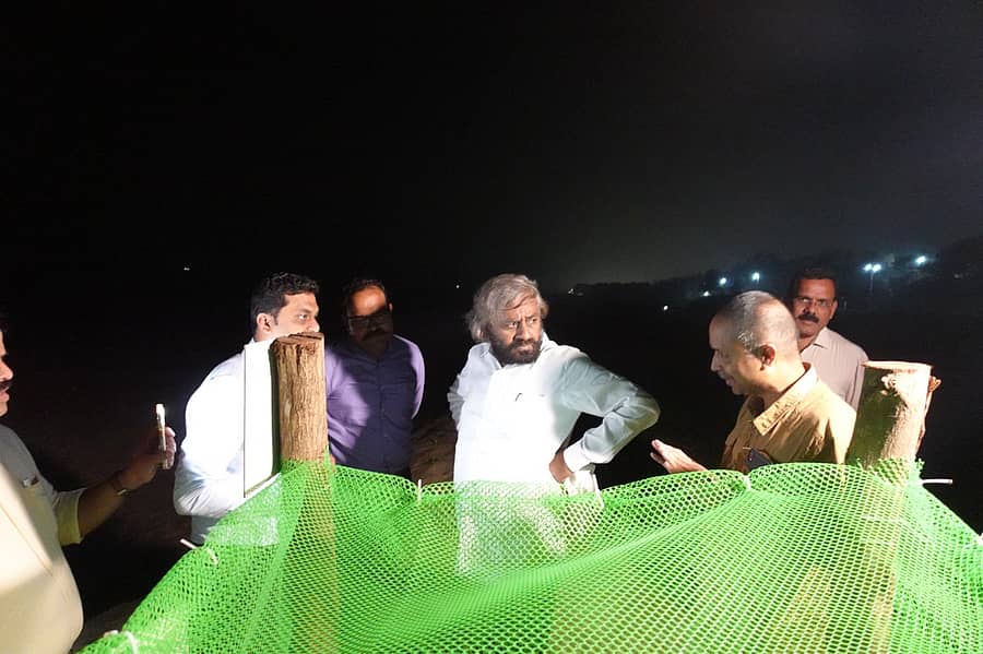 ಮಂಗಳೂರಿನ ತಣ್ಣೀರುಬಾವಿ ಕಿನಾರೆಯಲ್ಲಿ ಕಡಲಾಮೆಗಳ ಸಂತಾನೋತ್ಪತ್ತಿ ತಾಣವನ್ನು ಸಚಿವ ಈಶ್ವರ ಬಿ.ಖಂಡ್ರೆ ಸೋಮವಾರ ರಾತ್ರಿ ವೀಕ್ಷಿಸಿದರು