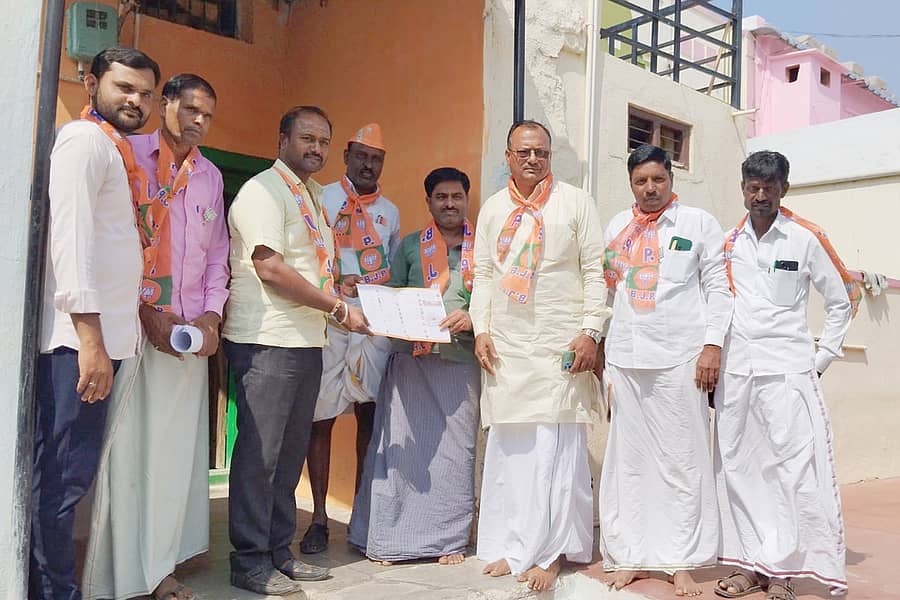 ಕವಿತಾಳ ಸಮೀಪದ ವಟಗಲ್ ಗ್ರಾಮದಲ್ಲಿ ಗ್ರಾಮ ಚಲೋ ಅಭಿಯಾನಕ್ಕೆ ಬಿಜೆಪಿ ಮುಖಂಡರು ಶನಿವಾರ ಚಾಲನೆ ನೀಡಿದರು