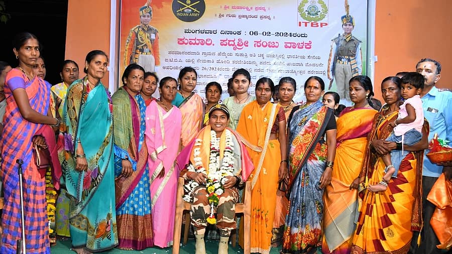 ಪರಮಾನಂದವಾಡಿಯಲ್ಲಿ ಗುರುವಾರ ಯೋಧರಾದ ಪದ್ಮಶ್ರೀ ಸಂಜು ವಾಳಕೆ ಅವರನ್ನು ಸನ್ಮಾನಿಸಲಾಯಿತು