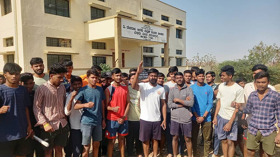 ಕಮಲಾಪುರದಲ್ಲಿನ ಮೆಟ್ರಿಕ್ ನಂತರ ಬಾಲಕರ ವಿದ್ಯಾರ್ಥಿನಿಲಯದಲ್ಲಿ ಮೂಲ ಸೌಕರ್ಯ ಒದಗಿಸುವಂತೆ ಒತ್ತಾಯಿಸಿ ಶುಕ್ರವಾರ ವಿದ್ಯಾರ್ಥಿಗಳು ಪ್ರತಿಭಟನೆ ನಡೆಸಿದರು