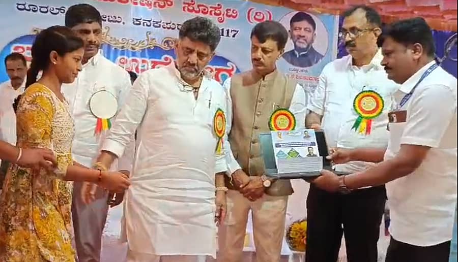 ಕನಕಪುರದಲ್ಲಿ ಇತ್ತೀಚೆಗೆ ನಡೆದ ಉದ್ಯೋಗಮೇಳದಲ್ಲಿ ಉಪ ಮುಖ್ಯಮಂತ್ರಿ ಡಿ.ಕೆ. ಶಿವಕುಮಾರ್ ಅವರು, ಕಟ್ಟಡ ಮತ್ತು ಇತರ ನಿರ್ಮಾಣ ಕಾರ್ಮಿಕರ ಕಲ್ಯಾಣ ಮಂಡಳಿಯ ಲ್ಯಾಪ್ಟಾಪ್ಗಳನ್ನು ಕಾರ್ಮಿಕರ ಮಕ್ಕಳಿಗೆ ವಿತರಿಸಿದರು. ಸಂಸದ ಡಿ.ಕೆ. ಸುರೇಶ್, ವಿಧಾನ ಪರಿಷತ್ ಸದಸ್ಯ ಎಸ್. ರವಿ, ಜಿಲ್ಲಾ ಕಾರ್ಮಿಕ ಅಧಿಕಾರಿ ಸುಭಾಷ್ ಆಲದಕಟ್ಟಿ ಇದ್ದರು