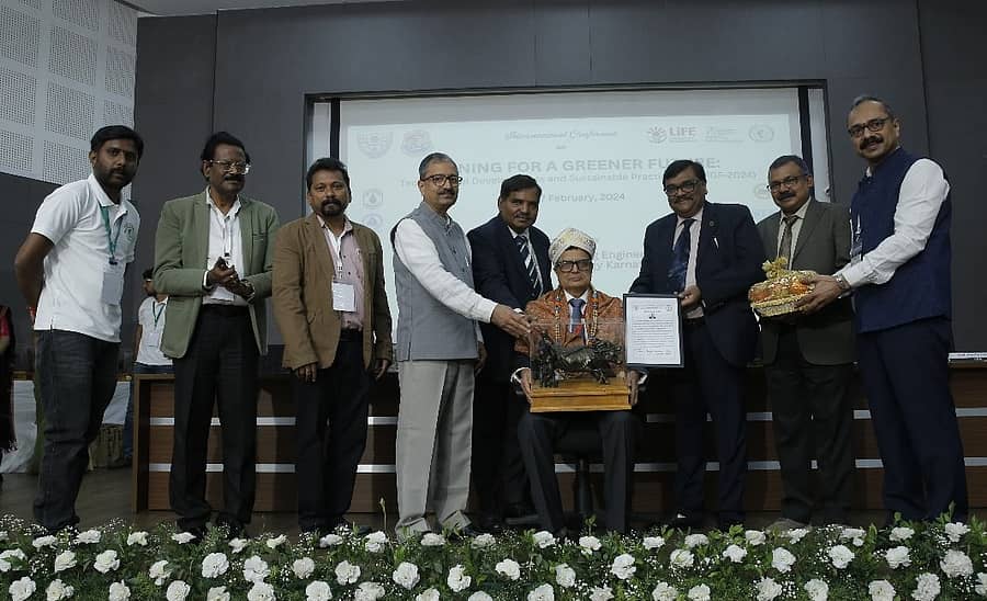 ಸುರತ್ಕಲ್ನ ಎನ್ಐಟಿಕೆಯಲ್ಲಿ ನಡೆದ ಸಮ್ಮೇಳನದಲ್ಲಿ ಗಣಿ ಎಂಜಿನಿಯರ್ ಜಿ.ಆರ್. ಅಧಿಕಾರಿ ಅವರನ್ನು ಸನ್ಮಾನಿಸಲಾಯಿತು