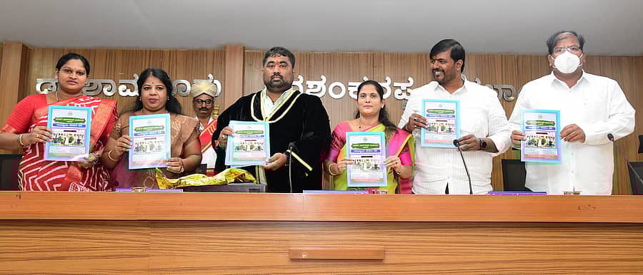 <div class="paragraphs"><p>ದಾವಣಗೆರೆ ಮಹಾನಗರ ಪಾಲಿಕೆ ಸಭಾಂಗಣದಲ್ಲಿ ಮೇಯರ್ ವಿನಾಯಕ ಪೈಲ್ವಾನ್ ಅವರು 2024–25ನೇ ಸಾಲಿನ ಬಜೆಟ್ ಪ್ರತಿ ಬಿಡುಗಡೆ ಮಾಡಿದರು.</p></div>