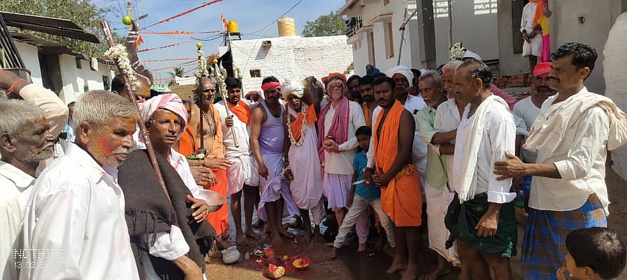 ಕೊಪ್ಪಳ ತಾಲ್ಲೂಕಿನ ಮುದ್ದಾಬಳ್ಳಿ ಗ್ರಾಮದಲ್ಲಿ ದ್ಯಾಮವ್ವ ದೇವಿಯ ಮೂರ್ತಿಯ ಮೆರವಣಿಗೆ ನಡೆಯಿತು