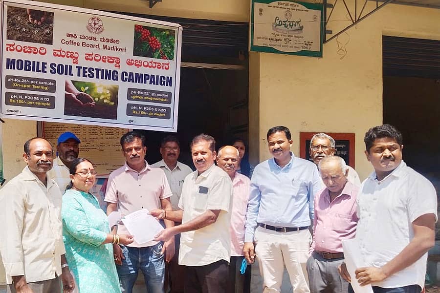 ನಾಪೋಕ್ಲು ಸಮೀಪದ ಬೆಟ್ಟಗೇರಿಯಲ್ಲಿ ಭಾರತ ಸರ್ಕಾರದ ಕಾಫಿ ಮಂಡಳಿ ಮತ್ತು ಬೆಟ್ಟಗೇರಿಯ ವ್ಯವಸಾಯ ಸಹಕಾರಿ ಬ್ಯಾಂಕಿನ ಜಂಟಿ ಆಶ್ರಯದಲ್ಲಿ ಸಂಚಾರಿ ಮಣ್ಣು ಪರೀಕ್ಷಾ ಅಭಿಯಾನ ನಡೆಯಿತು