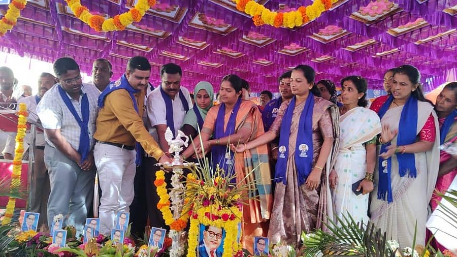 ಚಿಂತಾಮಣಿ ತಾಲ್ಲೂಕಿನ ಕೈವಾರದಲ್ಲಿ ಶನಿವಾರ ಸಂವಿಧಾನ ಜಾಗೃತಿ ಜಾಥಾ ಉದ್ಘಾಟನಾ ಕಾರ್ಯಕ್ರಮ ನಡೆಯಿತು