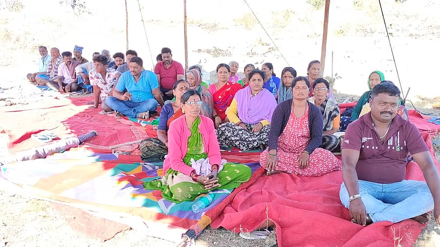 ಹಾಸನ ತಾಲ್ಲೂಕಿನ ನಾಗತವಳ್ಳಿ ಗ್ರಾಮಸ್ಥರು ಅನಿರ್ದಿಷ್ಟಾವಧಿ ಧರಣಿ ಆರಂಭಿಸಿದ್ದಾರೆ.