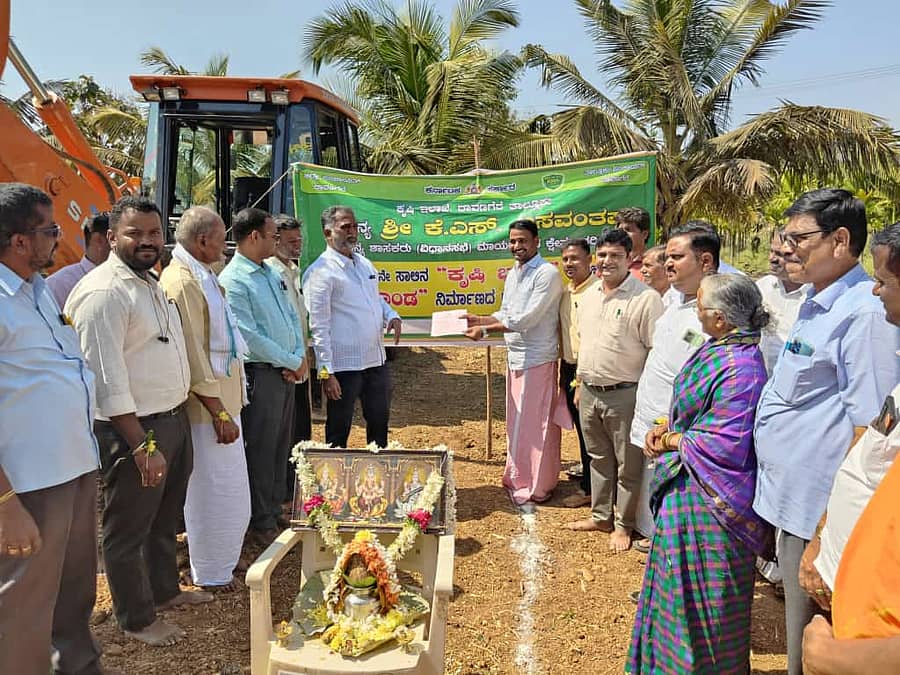 ಮಾಯಕೊಂಡ ಸಮೀಪದ ಆನಗೋಡು ಗ್ರಾಮದ ಜಮೀನಿನಲ್ಲಿ ಕೃಷಿ ಹೊಂಡ ನಿರ್ಮಾಣಕ್ಕೆ ಶಾಸಕ ಕೆ.ಎಸ್. ಬಸವಂತಪ್ಪ ಗುದ್ದಲಿ ಪೂಜೆ ನೆರವೇರಿಸಿದರು