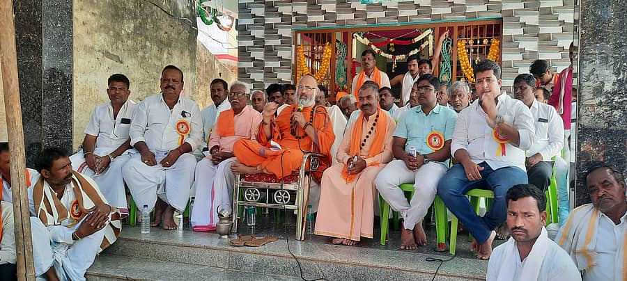 ಅರಸೀಕೆರೆ ಹೋಬಳಿಯ ಕಡೆಕಲ್ ತಾಂಡದಲ್ಲಿ ಸಂತ ಸೇವಾಲಾಲ್ ಹಾಗೂ ಮಾರಿಯಮ್ಮ ದೇವಿ ದೇವಸ್ಥಾನ ಕಳಸಾರೋಹಣ ಹಾಗೂ ಮೂರ್ತಿ ಪ್ರಾಣ ಪ್ರತಿಷ್ಠಾಪನೆ ಕಾರ್ಯಕ್ರಮದಲ್ಲಿ ಅವರಗೊಳ್ಳ ಪುರವರ್ಗ ಮಠದ ಓಂಕಾರ ಶಿವಾಚಾರ್ಯರು ಆಶೀರ್ವಚನ ನೀಡಿದರು