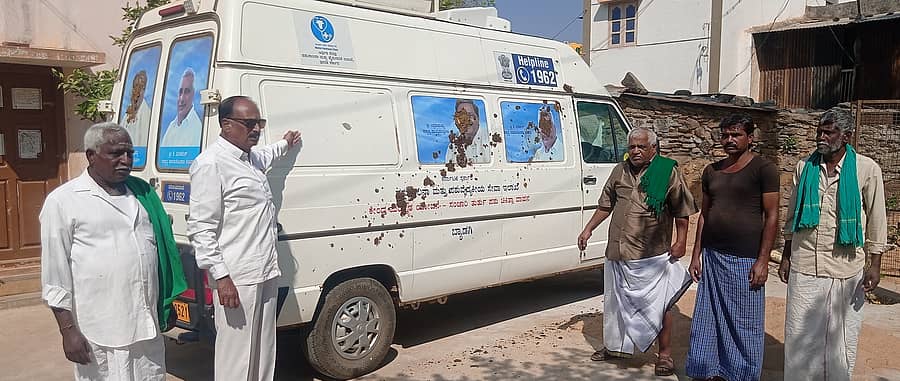 ಬ್ಯಾಡಗಿ ಪಟ್ಟಣದ ಪಶು ಆಸ್ಪತ್ರೆಯ ಸಂಚಾರಿ ತುರ್ತು ಚಿಕಿತ್ಸಾ ವಾಹನದ ಮೇಲಿದ್ದ ಪ್ರಧಾನಿ ಮೋದಿ ಭಾವಚಿತ್ರ ತೆಗೆದು ಮುಖ್ಯಮಂತ್ರಿ ಸಿದ್ಧರಾಮಯ್ಯ ಅವರ ಭಾವಚಿತ್ರ ಹಾಕಿರುವುದನ್ನು ಖಂಡಿಸಿ ಸಿದ್ಧರಾಮಯ್ಯ ಭಾವಚಿತ್ರಕ್ಕೆ ಬಿಜೆಪಿ ಕಾರ್ಯಕರ್ತರು ಸಗಣಿ ಎರಚಿ ಆಕ್ರೋಶ ವ್ಯಕ್ತಪಡಿಸಿದರು