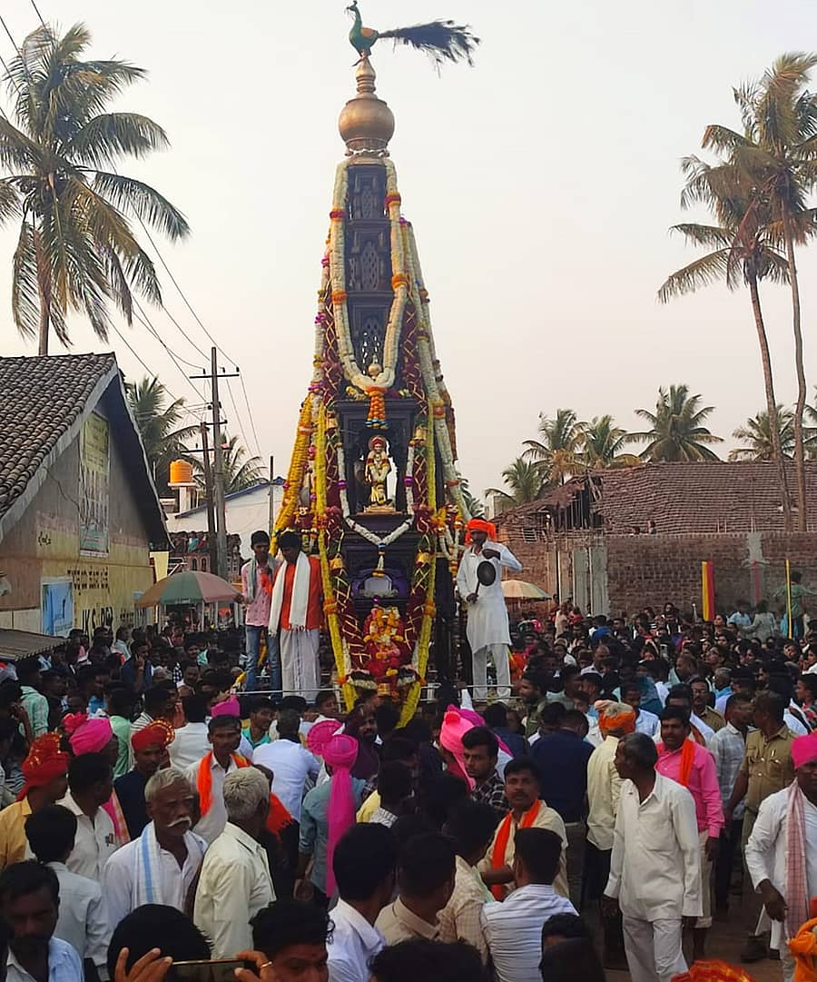 ಚನ್ನಮ್ಮನ ಕಿತ್ತೂರು ತಾಲ್ಲೂಕಿನ ಬೈಲೂರು ಗ್ರಾಮದಲ್ಲಿ ಭಾನುವಾರ ಚನ್ನಬಸವೇಶ್ವರ ರಥೋತ್ಸವ ಅದ್ದೂರಿಯಿಂದ ನೆರವೇರಿತು