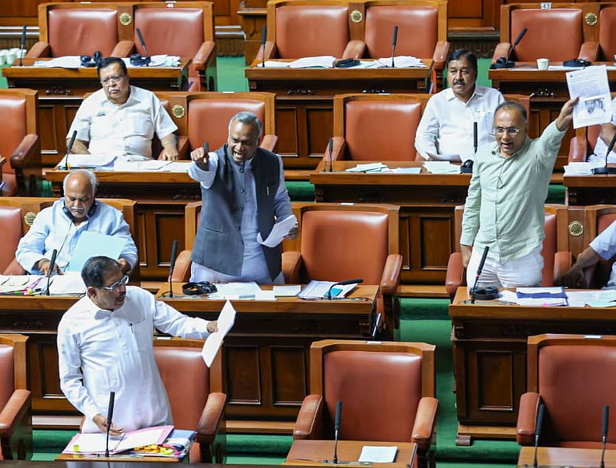 <div class="paragraphs"><p>ವಿಧಾನಸಭೆಯಲ್ಲಿ ಗೃಹ ಸಚಿವ ಜಿ. ಪರಮೇಶ್ವರ ಮಾತನಾಡಿದರು.</p></div>