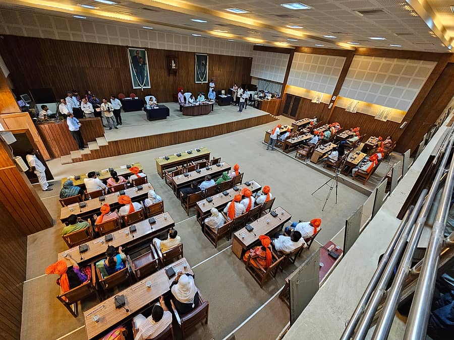 <div class="paragraphs"><p>ಬೆಳಗಾವಿ ಮಹಾನಗರ ಪಾಲಿಕೆ ಸಭಾಂಗಣದಲ್ಲಿ ಗುರುವಾರ ನಡೆದ ಮೇಯರ್, ಉಪಮೇಯರ್ ಚುನಾವಣೆ ಪ್ರಕ್ರಿಯೆಯಲ್ಲಿ ಕೇಸರಿ ಪೇಟಾ ಧರಿಸಿ ಪಾಲ್ಗೊಂಡ ಆಡಳಿತಾರೂಢ ಬಿಜೆಪಿ ಸದಸ್ಯರು.</p></div>