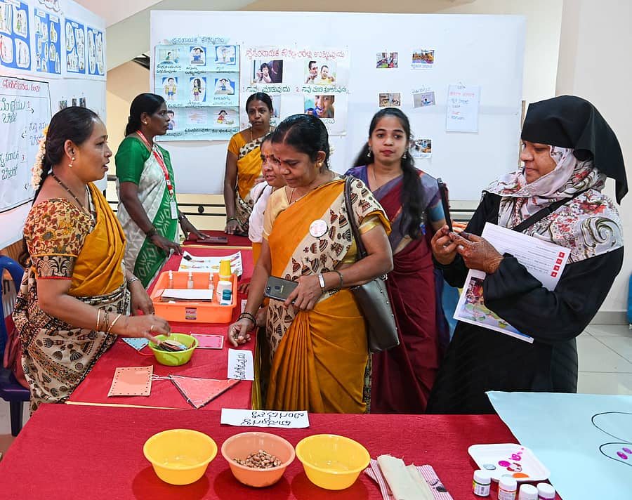 ಅಂಗನವಾಡಿ ಮಕ್ಕಳ ಹಬ್ಬ ಹಾಗೂ ಬೇಟಿ ಬಚಾವೋ, ಬೇಟಿ ಪಡಾವೋ ಯೋಜನೆಯ ಅನುಷ್ಠಾನ ಕಾರ್ಯಕ್ರಮದಲ್ಲಿ ಮಕ್ಕಳ ಬೆಳವಣಿಗೆ ಬಗ್ಗೆ ಮಾಹಿತಿಗಳು ಇರುವ ಮಳಿಗೆಗಳನ್ನು ಅಂಗನವಾಡಿ ಶಿಕ್ಷಕರು ವೀಕ್ಷಿಸಿದರು - ಪ್ರಜಾವಾಣಿ ಚಿತ್ರ 