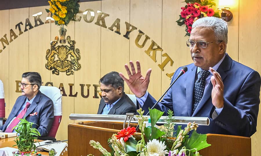 ಲೋಕಾಯುಕ್ತ ಕಚೇರಿಯಲ್ಲಿ ಹಮ್ಮಿಕೊಂಡಿರುವ ತರಬೇತಿ ಕಾರ್ಯಾಗಾರದಲ್ಲಿ ಲೋಕಾಯುಕ್ತ ನ್ಯಾ. ಬಿ.ಎಸ್. ಪಾಟೀಲ ಮಾತನಾಡಿದರು. ಲೋಕಾಯುಕ್ತ ಪೊಲೀಸ್ ಮಹಾನಿರ್ದೇಶಕ ಪ್ರಶಾಂತ್ ಕುಮಾರ್ ಠಾಕೂರ್ ಮತ್ತು ಲೋಕಾಯುಕ್ತ ಪೊಲೀಸ್ ಮಹಾನಿರೀಕ್ಷಕ ಎ. ಸುಬ್ರಮಣ್ಯೇಶ್ವರ ರಾವ್ ಉಪಸ್ಥಿತರಿದ್ದರು. –ಪ್ರಜಾವಾಣಿ ಚಿತ್ರ/