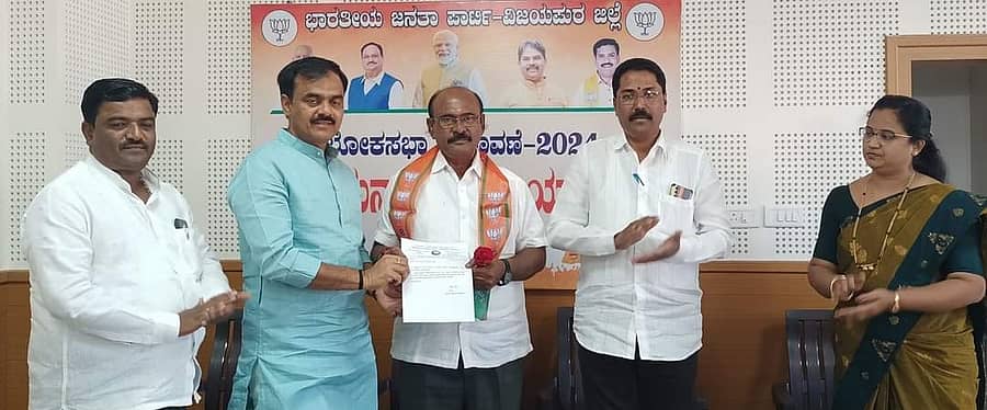 ವಿಜಯಪುರ ನಗರದ ಜಿಲ್ಲಾ ಬಿಜೆಪಿ ಕಾರ್ಯಾಲಯದಲ್ಲಿ ಗುರುವಾರ ನಡೆದ ಕಾರ್ಯಕ್ರಮದಲ್ಲಿ ನೂತನ ಜಿಲ್ಲಾ ಉಪಾಧ್ಯಕ್ಷ ಉಮೇಶ ಕೋಳಕೂರ ಅವರಿಗೆ ಜಿಲ್ಲಾ ಘಟಕದ ಅಧ್ಯಕ್ಷ ಆರ್.ಎಸ್. ಪಾಟೀಲ ಕುಚಬಾಳ ಆದೇಶ ಪತ್ರ ನೀಡಿದರು.
