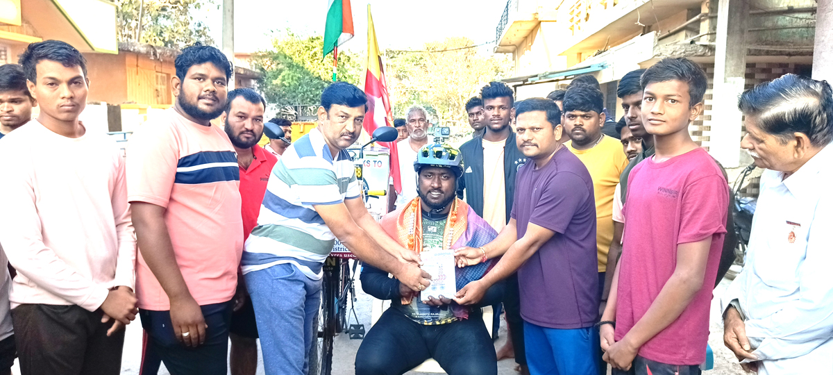 ನರೇಗಲ್ ಪಟ್ಟಣ ಪ್ರವೇಶಿಸಿದ ಅಪ್ಪು ಅಭಿಮಾನಿ ಮುತ್ತು ಸೆಲ್ವಂ ಅವರನ್ನು ಎಸ್.ಆರ್.ಕೆ. ಫಿಟ್ನೆಸ್ ವತಿಯಿಂದ ಹಾಗೂ ಅಪ್ಪು ಅಭಿಮಾನಿಗಳು ಸನ್ಮಾನಿಸಿ ಅಭಿನಂದಿಸಿದರು