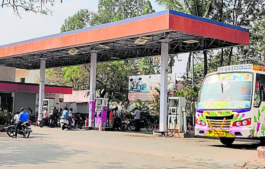 <div class="paragraphs"><p>ಚಿಂತಾಮಣಿ ನಗರದ ಖಾಸಗಿ ಬಸ್ ನಿಲ್ದಾಣದ ಬಳಿ ಇರುವ ಪೆಟ್ರೋಲ್ ಬಂಕ್</p></div>