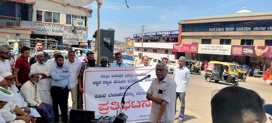 ಮುಸ್ಲಿಂ ಜಮಾತ್ಗಳ ಒಕ್ಕೂಟ ಮಡಿಕೇರಿಯಲ್ಲಿ ಗುರುವಾರ ನಡೆಸಿದ ಸಭೆಯಲ್ಲಿ ಚಿಂತಕ ಶಿವಸುಂದರ್ ಮಾತನಾಡಿದರು