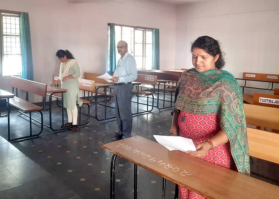 <div class="paragraphs"><p> ದ್ವಿತೀಯ ಪಿಯು ಪರೀಕ್ಷೆ ನೋಂದಣಿ ಸಂಖ್ಯೆ ಬರೆಯುವಲ್ಲಿ ನಿರತರಾಗಿರುವ ಉಪನ್ಯಾಸಕರು &nbsp;</p></div>