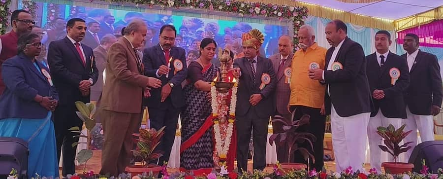 ಚಿಕ್ಕೋಡಿಯಲ್ಲಿ ಭಾನುವಾರ ನಡೆದ ವಕೀಲರ ಸಂಘದ ನೂತನ ಕಟ್ಟಡಕ್ಕೆ ಅಡಿಗಲ್ಲು ಸಮಾರಂಭದಲ್ಲಿ ನ್ಯಾಯಮೂರ್ತಿ ಹೇಮಲೇಖಾ ಹಾಗೂ ಮುಖ್ಯ ನ್ಯಾಯಮೂರ್ತಿ ಪಿ.ಎಸ್. ದಿನೇಶಕುಮಾರ ದೀಪ ಬೆಳಗಿಸಿದರು
