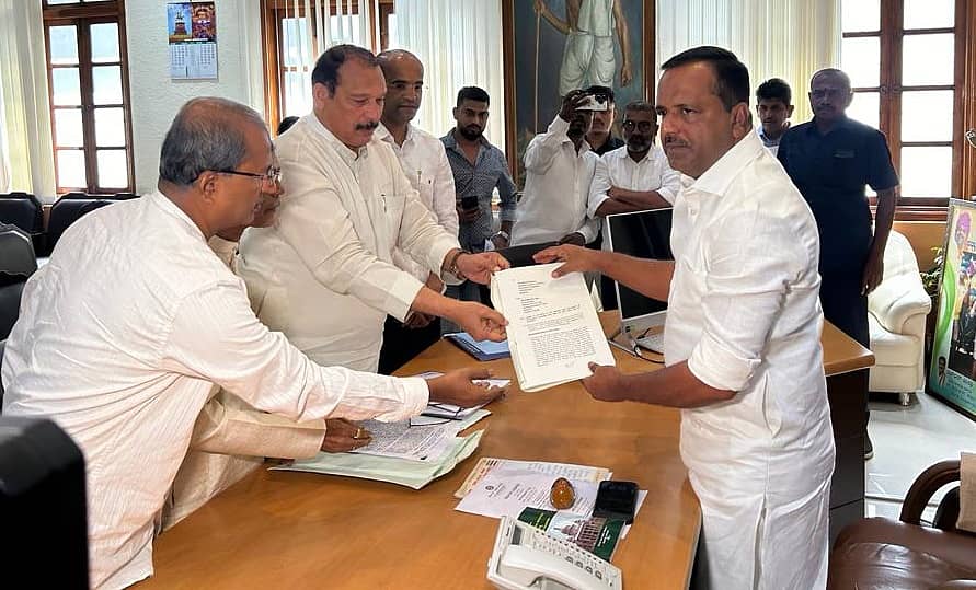 ಕೆ. ಭಾಸ್ಕರ ರಾವ್ ಮತ್ತು ಐವನ್ ಡಿಸೋಜ ವಿಧಾನಸಭಾಧ್ಯಕ್ಷ ಯು.ಟಿ.ಖಾದರ್ ಅವರಿಗೆ ದೂರು ಸಲ್ಲಿಸಿದರು