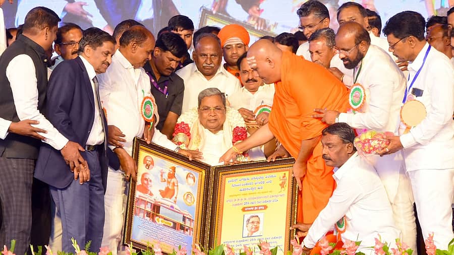 <div class="paragraphs"><p>ಹೊಸದುರ್ಗ ತಾಲ್ಲೂಕಿನ ಬ್ರಹ್ಮವಿದ್ಯಾನಗರದ ಭಗೀರಥ ಮಹಾಸಂಸ್ಥಾನ ಮಠದ ಆವರಣದಲ್ಲಿ ಶುಕ್ರವಾರ ನಡೆದ ಸಮಾರಂಭದಲ್ಲಿ ಮುಖ್ಯಮಂತ್ರಿ ಸಿದ್ದರಾಮಯ್ಯ ಅವರಿಗೆ ‘ಭಗೀರಥಶ್ರೀ’ ಪ್ರಶಸ್ತಿಯನ್ನು ಪುರುಷೋತ್ತಮಾನಂದಪುರಿ ಸ್ವಾಮೀಜಿ  ಪ್ರದಾನ ಮಾಡಿದರು. </p></div>