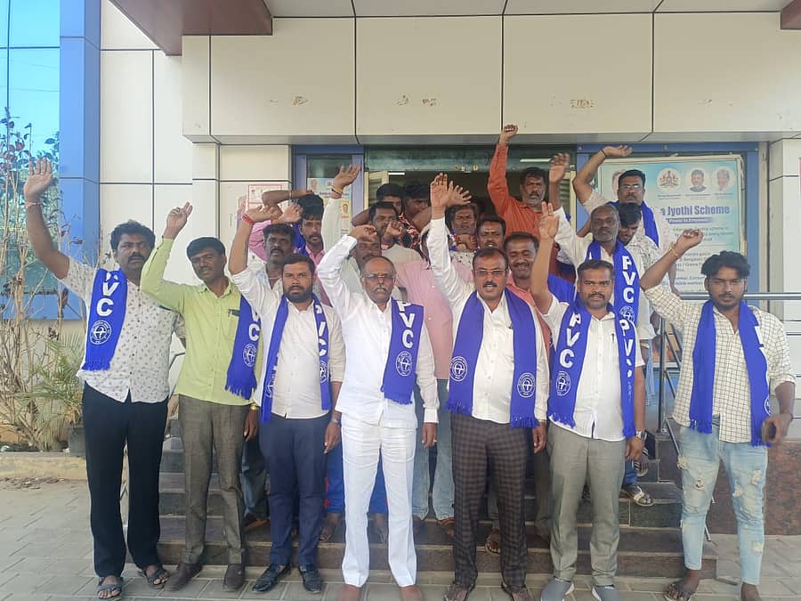 ಆನೇಕಲ್ ತಾಲ್ಲೂಕಿನ ಜಿಗಣಿ ಬೆಸ್ಕಾಂ ಕಚೇರಿ ಮುಂಭಾಗದಲ್ಲಿ ಅಕ್ರಮ ಬಡಾವಣೆಗಳಿಗೆ ವಿದ್ಯುತ್ ಸಂಪರ್ಕ ಕಡಿತಗೊಳಿಸಬೇಕು ಎಂದು ಒತ್ತಾಯಿಸಿ ಪ್ರಜಾ ವಿಮೋಚನಾ ಚಳವಳಿ ಸಂಘಟನೆಯ ಪದಾಧಿಕಾರಿಗಳು ಪ್ರತಿಭಟನೆ ನಡೆಸಿದರು