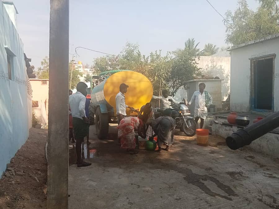 ತುರ್ವಿಹಾಳ ಸಮೀಪದ ಕೆ.ಹೊಸಳ್ಳಿ ಗ್ರಾಮದಲ್ಲಿ ಮನೆ-ಮನೆಗೆ ಶುದ್ಧ ಕುಡಿಯುವ ನೀರಿನ್ನು ಪೂರೈಸಲಾಯಿತು