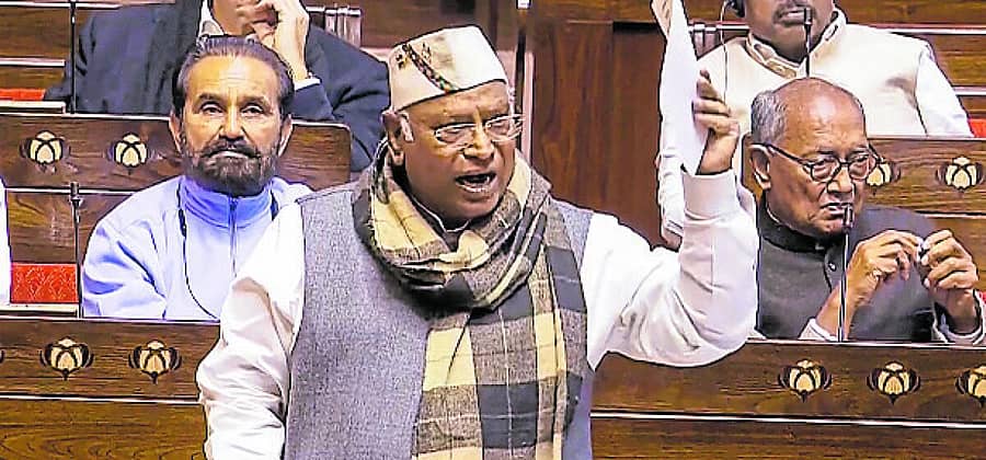 <div class="paragraphs"><p>ಶುಕ್ರವಾರ ನಡೆದ ರಾಜ್ಯಸಭೆಯ ಕಲಾಪದಲ್ಲಿ ವಿರೋಧಪಕ್ಷದ ನಾಯಕ ಮಲ್ಲಿಕಾರ್ಜುನ ಖರ್ಗೆ ಅವರ ಮಾತಿನ ವೈಖರಿ </p></div>