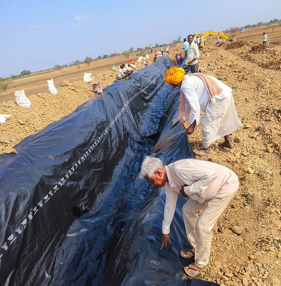 ಮುದ್ದೇಬಿಹಾಳ ತಾಲ್ಲೂಕಿನ ಅಗಸಬಾಳದ ರೈತರು ಕಣಕಾಲ-ಅಗಸಬಾಳ ಮಾರ್ಗದಲ್ಲಿ ಬರುವ ಕಾಲುವೆಗೆ ತಾಡಪಾಲ ಹೊದಿಸಿದರು 