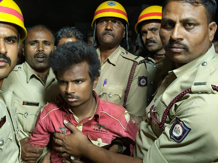 ಕುಂದಗೋಳ ತಾಲ್ಲೂಕಿನ ತರ್ಲಘಟ್ಟ ಗ್ರಾಮದಲ್ಲಿ ಬಾವಿಯಲ್ಲಿ ಬಿದ್ದ ವ್ಯಕ್ತಿಯನ್ನು ಅಗ್ನಿಶಾಮಕ ದಳದವರು ರಕ್ಷಿಸಿರುವುದು