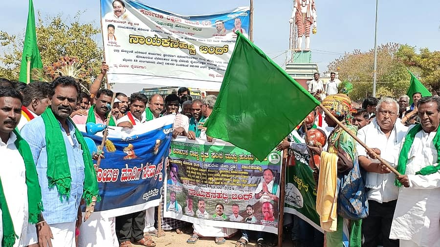 ಭದ್ರಾ ಮೇಲ್ದಂಡೆ ಯೋಜನೆ ಕಾರ್ಯಾನುಷ್ಠಾನಕ್ಕೆ ಒತ್ತಾಯಿಸಿ ವಿವಿಧ ಸಂಘಟನೆಗಳು ಕರೆ ನೀಡಿದ್ದ ನಾಯಕನಹಟ್ಟಿ ಬಂದ್ಗೆ ಹಟ್ಟಿಮಲ್ಲಪ್ಪನಾಯಕ ಸಂಘದ ಅಧ್ಯಕ್ಷ ಪಟೇಲ್ ಜಿ.ಎಂ.ತಿಪ್ಪೇಸ್ವಾಮಿ (ಎತ್ತಿನಹಟ್ಟಿಗೌಡ್ರು) ಚಾಲನೆ ನೀಡಿದರು