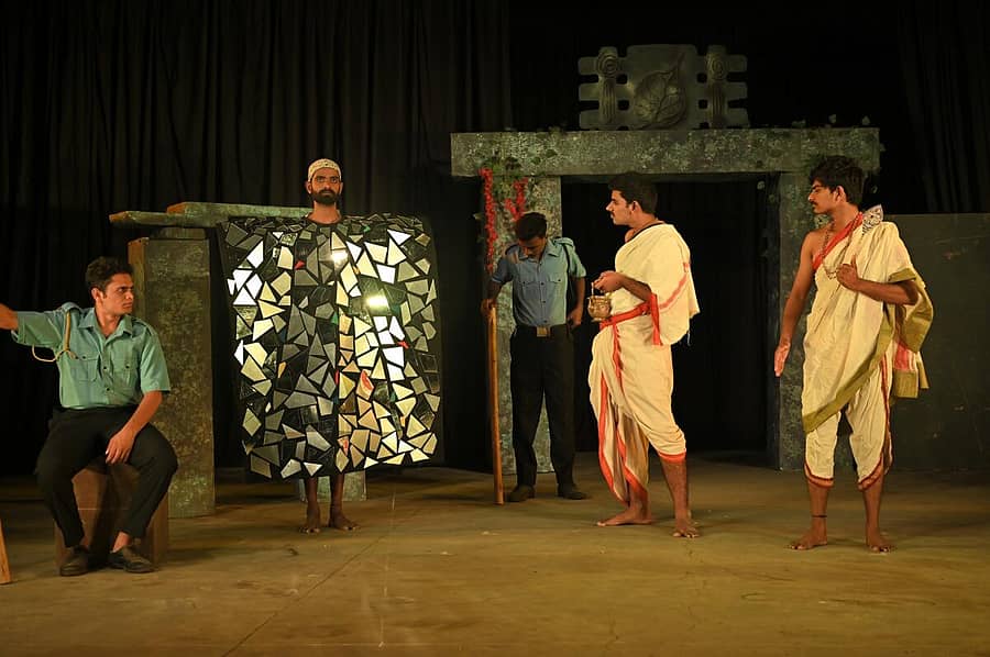 <div class="paragraphs"><p>ಕಲ್ಯಾಣದ ಬಾಗಿಲು ನಾಟಕದ ದೃಶ್ಯ</p></div>