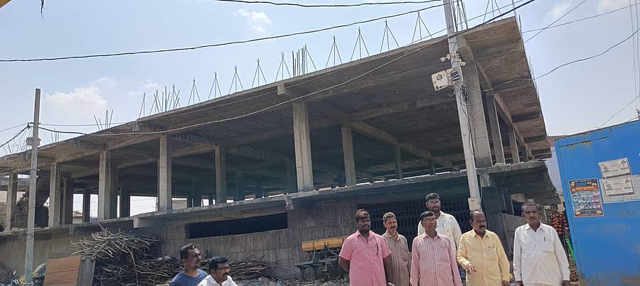 ವಾಡಿ ಪಟ್ಟಣದ ಅಂಬೇಡ್ಕರ್ ಸಮುದಾಯ ಭವನ ಕಾಮಗಾರಿ ಅರ್ಧಕ್ಕೆ ನಿಂತಿದೆ