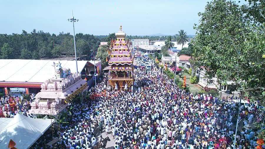 ಮೈಸೂರು ಜಿಲ್ಲೆ ನಂಜನಗೂಡು ತಾಲ್ಲೂಕಿನ ಸುತ್ತೂರಿನಲ್ಲಿ ಜಾತ್ರಾ ಮಹೋತ್ಸವ ಪ್ರಯುಕ್ತ ಗುರುವಾರ ನಡೆದ ಶಿವರಾತ್ರೀಶ್ವರ ಶಿವಯೋಗಿಗಳ ರಥೋತ್ಸವದಲ್ಲಿ ಅಪಾರ ಸಂಖ್ಯೆಯಲ್ಲಿ ಸೇರಿದ್ದ ಭಕ್ತರು