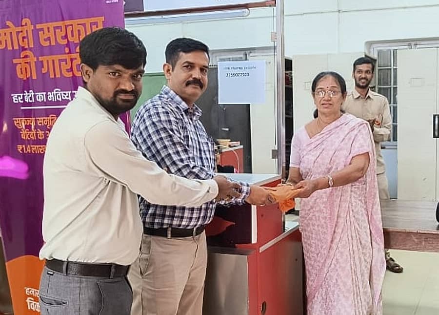 ವಿರಾಜಪೇಟೆಯ ಅಂಚೆ ಕಚೇರಿಯಲ್ಲಿ ಬಿಟ್ಟು ಹೋಗಿದ್ದ ಬೆಲೆ ಬಾಳುವ ಚಿನ್ನಾಭರಣ ಹಾಗೂ ನಗದನ್ನು ಅಂಚೆ ಕಚೇರಿ ಸಿಬ್ಬಂದಿ ಗಣಪತಿ ಹಾಗೂ ನಾಗು ನಾಯಕ್ ಅವರು ಬ್ಯಾಗ್ ವಾರಸುದಾರರಾದ ಅಶ್ವಿನಿ ಅವರಿಗೆ ಹಿಂತಿರುಗಿಸಿದರು