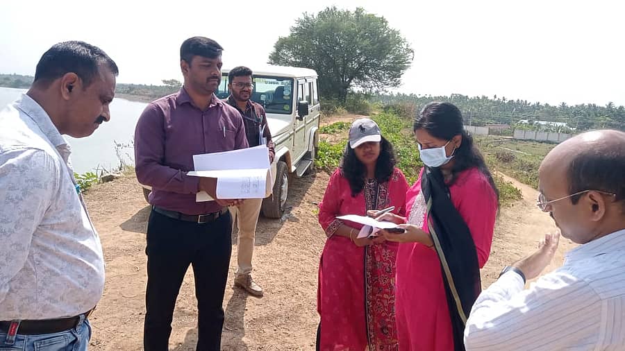 ತುಮಕೂರಿನ ಬುಡುಗಡನಹಳ್ಳಿ ಕೆರೆಗೆ ಶುಕ್ರವಾರ ಜಿಲ್ಲಾಧಿಕಾರಿ ಶುಭ ಕಲ್ಯಾಣ್, ಪಾಲಿಕೆ ಆಯುಕ್ತೆ ಬಿ.ವಿ.ಅಶ್ವಿಜ ಭೇಟಿ ನೀಡಿದ್ದರು