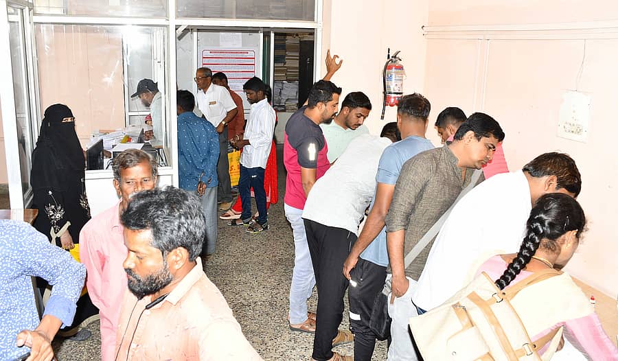 ಶಿವಮೊಗ್ಗದ ವಿನೋಬನಗರದಲ್ಲಿರುವ ಹಿರಿಯ ಉಪ ನೋಂದಣಾಧಿಕಾರಿ (ಸಬ್ ರಿಜಿಸ್ಟ್ರಾರ್‌) ಕಚೇರಿಯಲ್ಲಿ ನಿಂತುಕೊಂಡೇ ವ್ಯವಹರಿಸುತ್ತಿರುವ ಸಾರ್ವಜನಿಕರು. ಪ್ರಜಾವಾಣಿ ಚಿತ್ರ/ ಶಿವಮೊಗ್ಗ ನಾಗರಾಜ್