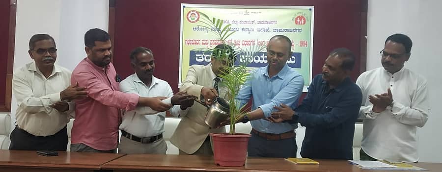 ಗರ್ಭ ಪೂರ್ವ ಮತ್ತು ಪ್ರಸವ ಪೂರ್ವ ಭ್ರೂಣ ಲಿಂಗ ಪತ್ತೆ ತಂತ್ರ ವಿಧಾನಗಳ ಕಾಯ್ದೆ 1994 ಕುರಿತು ಕಾರ್ಯಾಗಾರವನ್ನು ಜಿಲ್ಲಾ ಕಾನೂನು ಸೇವೆಗಳ ಸದಸ್ಯ ಕಾರ್ಯದರ್ಶಿ ಶ್ರೀಧರ ಎಂ. ಉದ್ಘಾಟಿಸಿದರು. ಡಿಎಚ್ಒ ಡಾ.ಚಿದಂಬರ ಇತರರು ಪಾಲ್ಗೊಂಡಿದ್ದರು