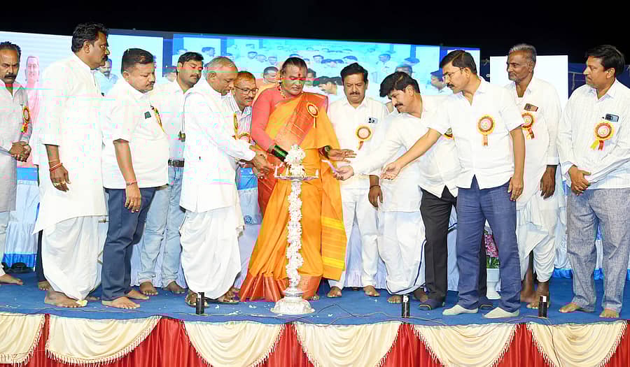 ಹುಣಸಗಿ ಪಟ್ಟಣದ ಬಸವೇಶ್ವರ ಶಾಲೆಯಲ್ಲಿ ಹಮ್ಮಿಕೊಂಡಿದ್ದ ಚಿಣ್ಣರ ಹಬ್ಬ 2024ಕ್ಕೆ ಪದ್ಮಶ್ರೀ ಮಂಜಮ್ಮ ಜೋಗತಿ ಚಾಲನೆ ನೀಡಿದರು