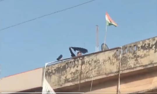 <div class="paragraphs"><p>ಭಾರತ ಜೋಡೊ ನ್ಯಾಯ ಯಾತ್ರೆಯ ವೇಳೆ ಕಪ್ಪು ಬಾವುಟ ಪ್ರದರ್ಶಿಸುತ್ತಿರುವ ದೃಶ್ಯ</p></div>