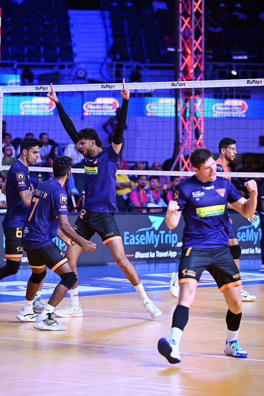 ಗೆಲುವಿನ ಸಂಭ್ರಮದಲ್ಲಿ ಬೆಂಗಳೂರು ಟಾರ್ಪಿಡೋಸ್ ತಂಡದ ಆಟಗಾರರು