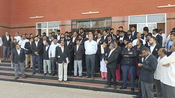 ದೊಡ್ಡಬಳ್ಳಾಪುರದ ನ್ಯಾಯಾಲಯದ ಆವರಣದಲ್ಲಿ ರಾಮನಗರದ ಐಜೂರು ಪೊಲೀಸ್ ಠಾಣೆಯಲ್ಲಿ ವಕೀಲರ ವಿರುದ್ಧ ಎಫ್ಐಆರ್ ದಾಖಲು ಮಾಡಿರುವುದನ್ನು ಖಂಡಿಸಿ ವಕೀಲರು ಕೋರ್ಟ್ ಕಲಾಪ ಬಹಿಷ್ಕರಿಸಿ ಪ್ರತಿಭಟನೆ ನಡೆಸಿದರು