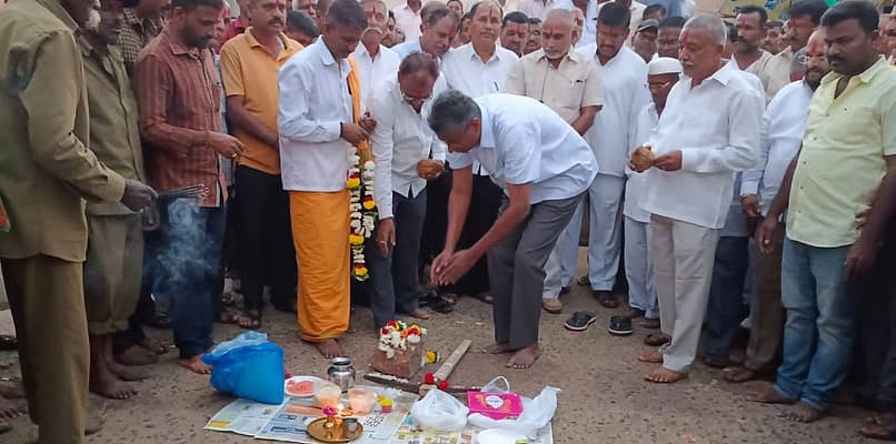ಬೆಳಗಾವಿ ತಾಲ್ಲೂಕಿನ ಹುದಲಿಯಲ್ಲಿ ಸೋಮವಾರ ಸಚಿವ ಸತೀಶ ಜಾರಕಿಹೊಳಿ ಅವರು ರಸ್ತೆ ಕಾಮಗಾರಿಗೆ ಚಾಲನೆ ನೀಡಿದರು
