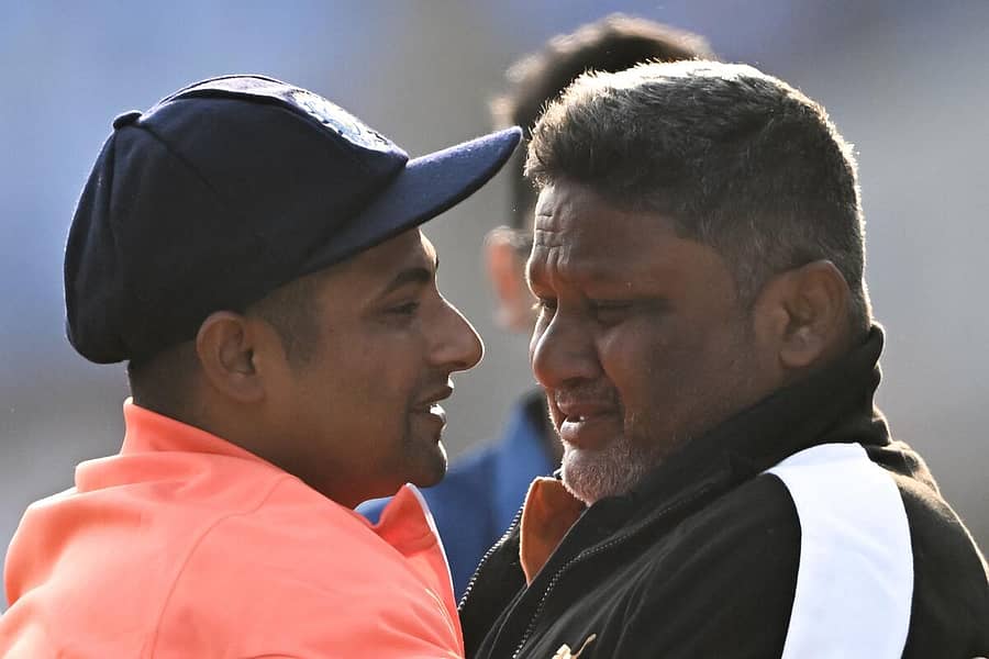 <div class="paragraphs"><p>ಟೆಸ್ಟ್ ಕ್ಯಾಪ್ ಪಡೆದ ಬಳಿಕ ಸರ್ಫರಾಜ್ ಖಾನ್‌ರನ್ನು ತಬ್ಬಿ ಆನಂದಬಾಷ್ಪ ಸುರಿಸಿದ ತಂದೆ&nbsp;</p></div>