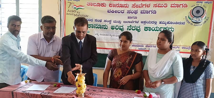 ಮಾಗಡಿ ಗಂಗಾಧರೇಶ್ವರ ಪ್ರೌಢಶಾಲೆಯಲ್ಲಿ ನಡೆದ ಸಾಮಾಜಿಕ ನ್ಯಾಯ ದಿನಾಚರಣೆ, ಕಾನೂನು ಅರಿವು ನೆರವು ಕಾರ್ಯಕ್ರಮಕ್ಕೆ ಪ್ರಧಾನ ಹಿರಿಯ ಶ್ರೇಣಿ ಸಿವಿಲ್ ನ್ಯಾಯಾಧೀಶ ಜೀವನ್ರಾವ್ ವಸಂತ ರಾವ್ಕುಲಕರ್ಣಿ ಚಾಲನೆ ನೀಡಿದರು. ಪ್ರಭಾರ ಮುಖ್ಯ ಶಿಕ್ಷಕ ಮಹೇಶ್.ಪಿ.ಎಸ್ ಇತರರು ಇದ್ದರು