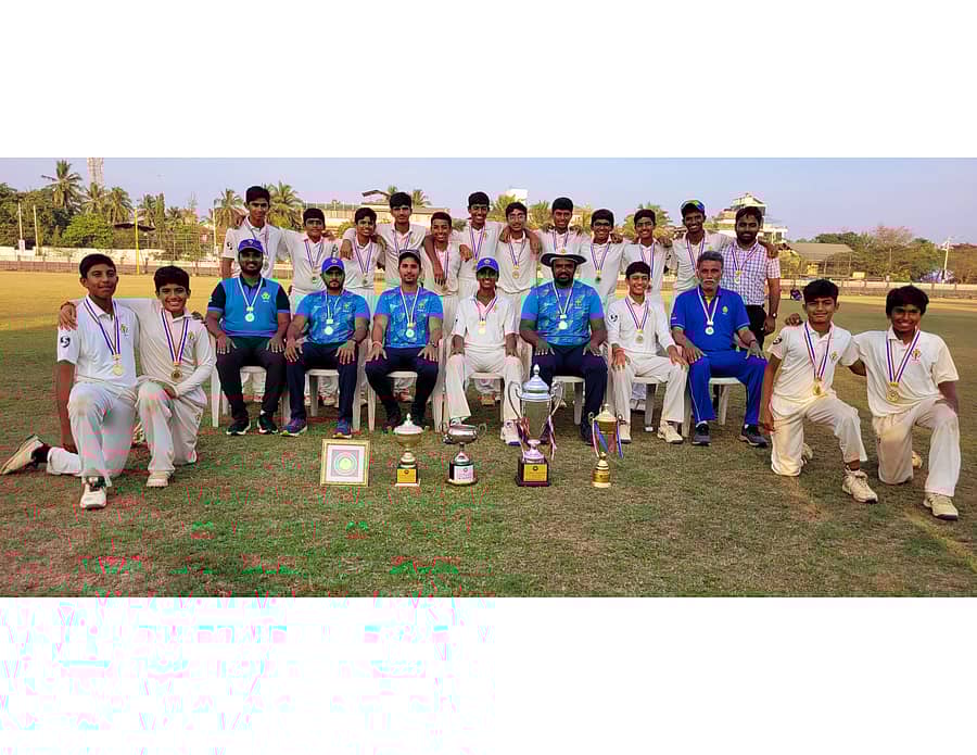 <div class="paragraphs"><p>ಗೋವಾದಲ್ಲಿ ನಡೆದ 14 ವರ್ಷದೊಳಗಿನ ಬಾಲಕರ ದಕ್ಷಿಣ ವಲಯ ಕ್ರಿಕೆಟ್ ಟೂರ್ನಿಯಲ್ಲಿ ಪ್ರಶಸ್ತಿ ಗೆದ್ದ ಕರ್ನಾಟಕ ತಂಡ; (ಎಡದಿಂದ ಬಲಕ್ಕೆ), ನಿಂತವರು: ಪ್ರತ್ಯುಷ್ ಶೆಟ್ಟಿ, ಆರ್ಯನ್ಸಿನ್ಹಾ ಚಾವ್ಡಾ, ಸಮರ್ಥ್ ಕುಲಕರ್ಣಿ, ಚವಂತ್ ಗೌಡ,</p></div>