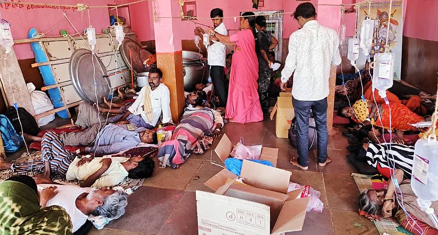 ಕುಷ್ಟಗಿ ತಾಲ್ಲೂಕು ನೆರೆಬೆಂಚಿಯಲ್ಲಿ ದೇವಸ್ಥಾನದ ತಾತ್ಕಾಲಿಕ ಕೇಂದ್ರದಲ್ಲಿ ಗ್ರಾಮಸ್ಥರು ಚಿಕಿತ್ಸೆ ಪಡೆಯುತ್ತಿರುವುದು