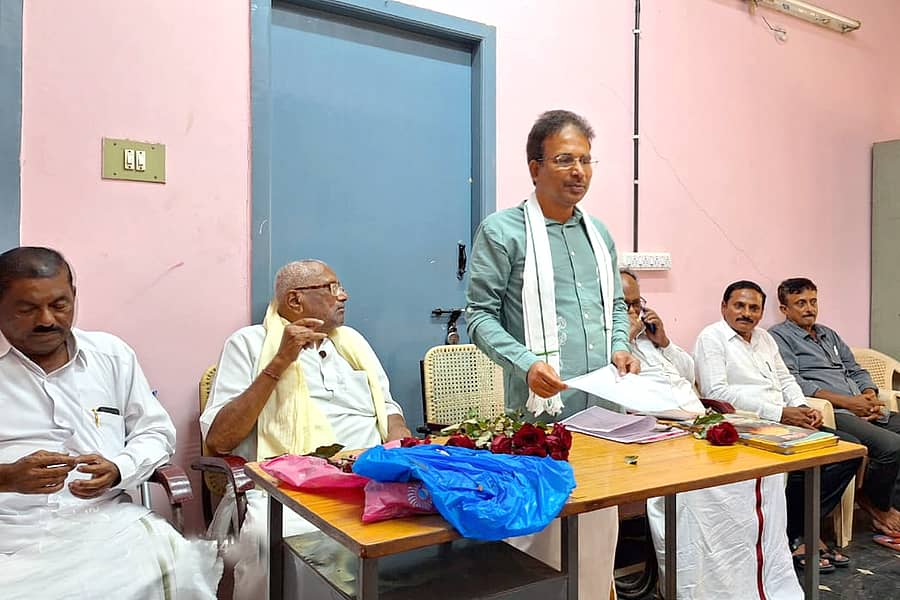 ತ್ಯಾವಣಿಗೆ ಸಮೀಪದ ಕುಕ್ಕವಾಡ ಗ್ರಾಮದ ಕಬ್ಬು ಬೆಳೆಗಾರರ ಸಂಘದಲ್ಲಿ ಶುಕ್ರವಾರ ನಡೆದ ಕಾರ್ಯಕ್ರಮದಲ್ಲಿ ಸಂಘದ ಅಧ್ಯಕ್ಷ ತೇಜಸ್ವಿ ಪಟೇಲ್ ಮಾತನಾಡಿದರು